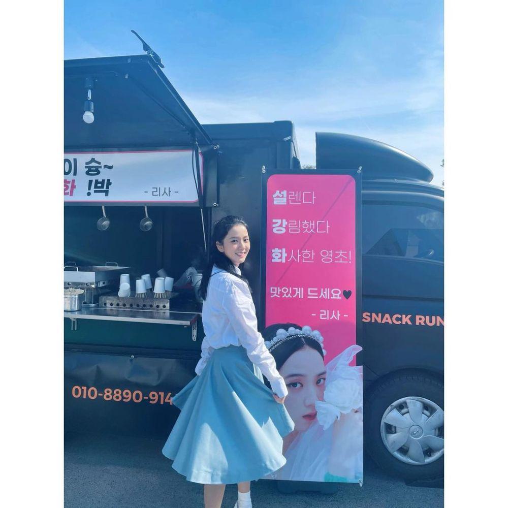 Potret Jisoo mengenakan kemeja putih (instagram.com/sooyaaa__)