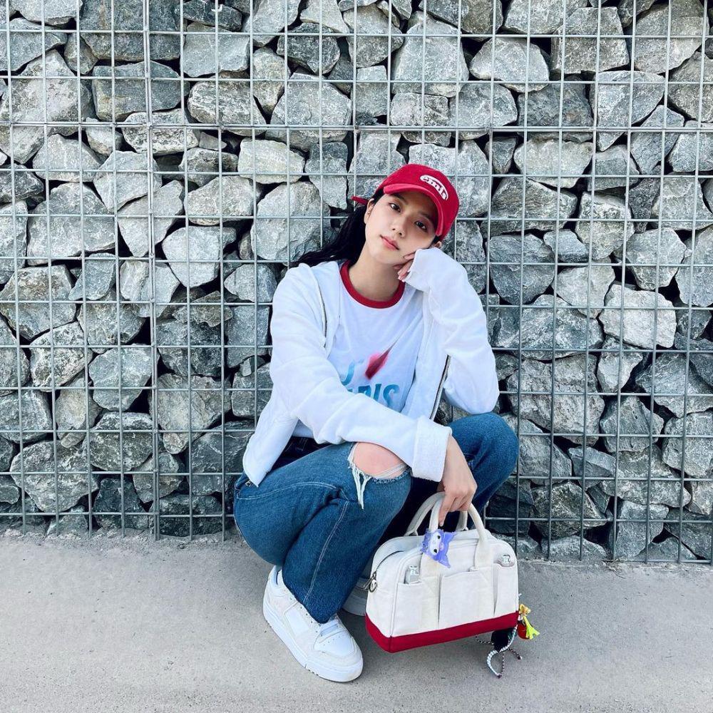Potret Jisoo mengenakan kaos dan jaket putih (instagram.com/sooyaaa__)