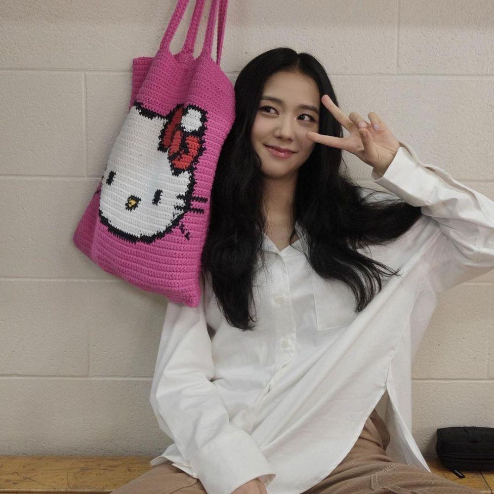 Potret Jisoo mengenakan kemeja putih (instagram.com/sooyaaa__)
