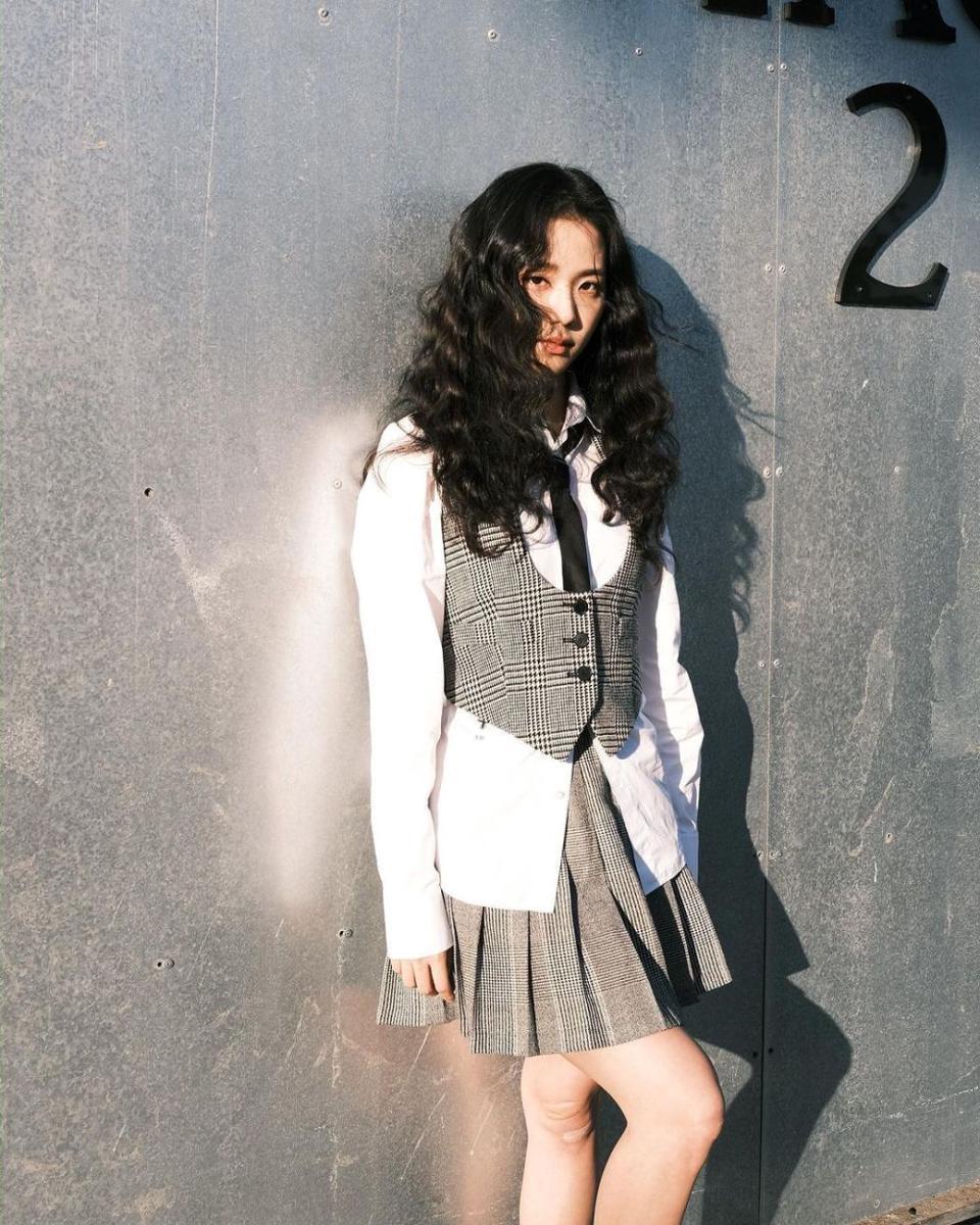 Potret Jisoo mengenakan outfit putih (instagram.com/sooyaaa__)