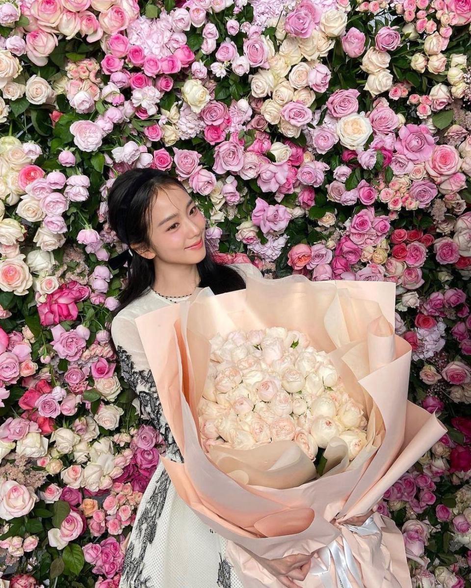 Potret Jisoo mengenakan gaun putih floral  (instagram.com/sooyaaa__)
