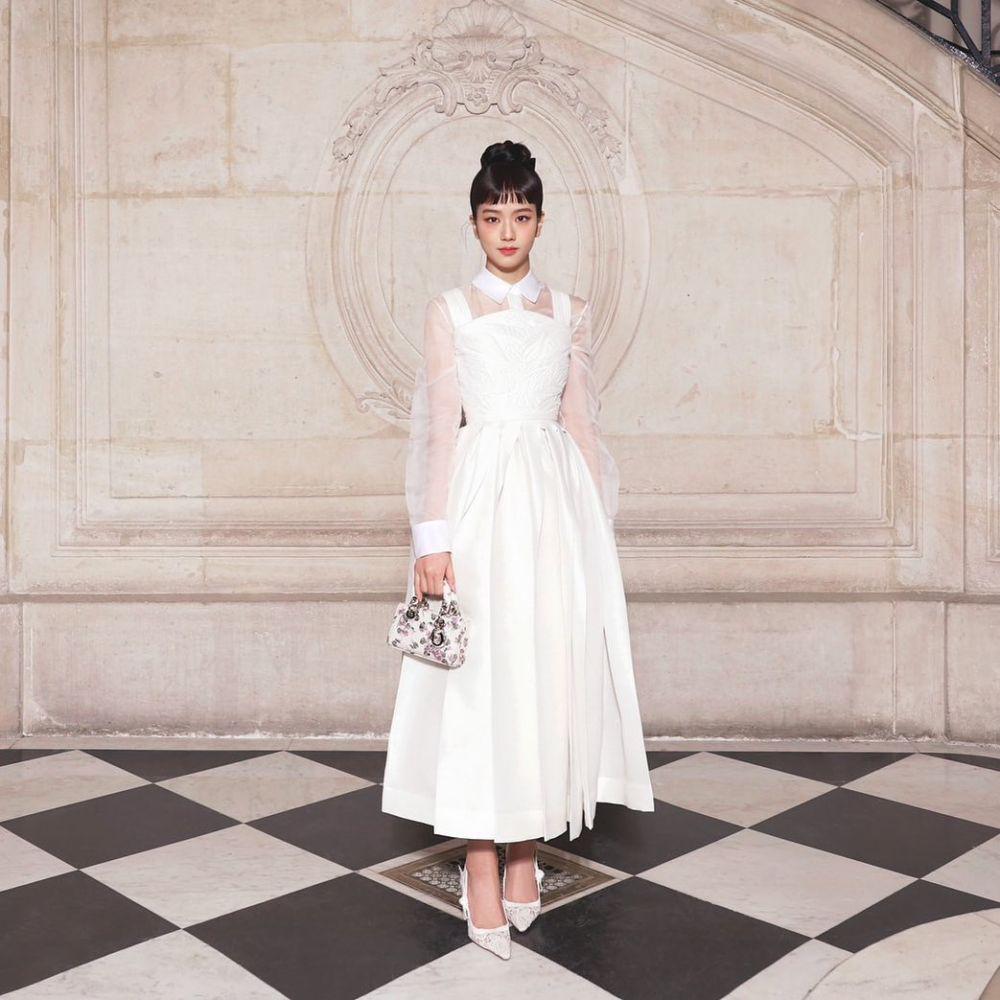 Gaun putih Jisoo (instagram.com/sooyaaa__)