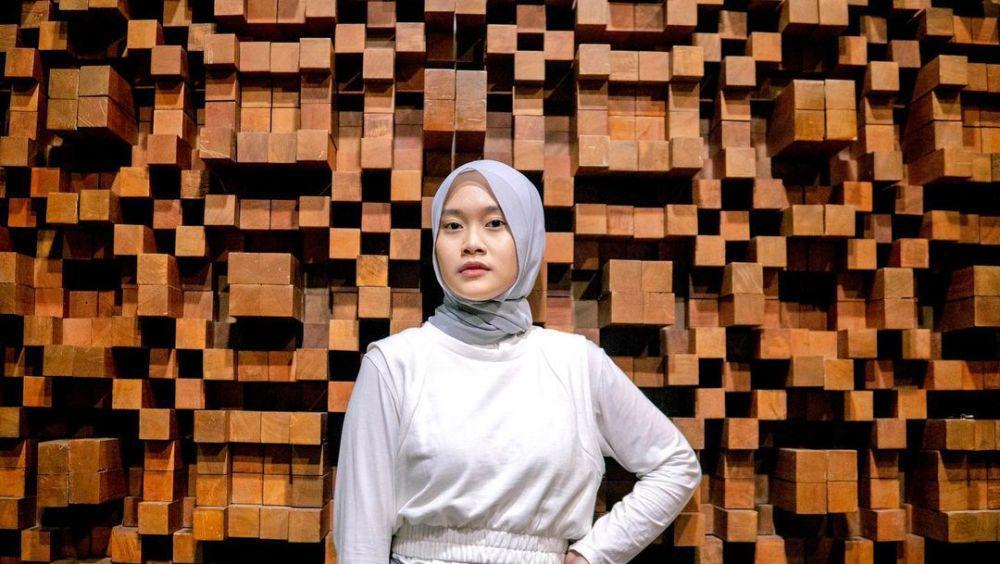 9 Potret Alma Thania, Wanita Berhijab yang Diisukan Dekat dengan Aming