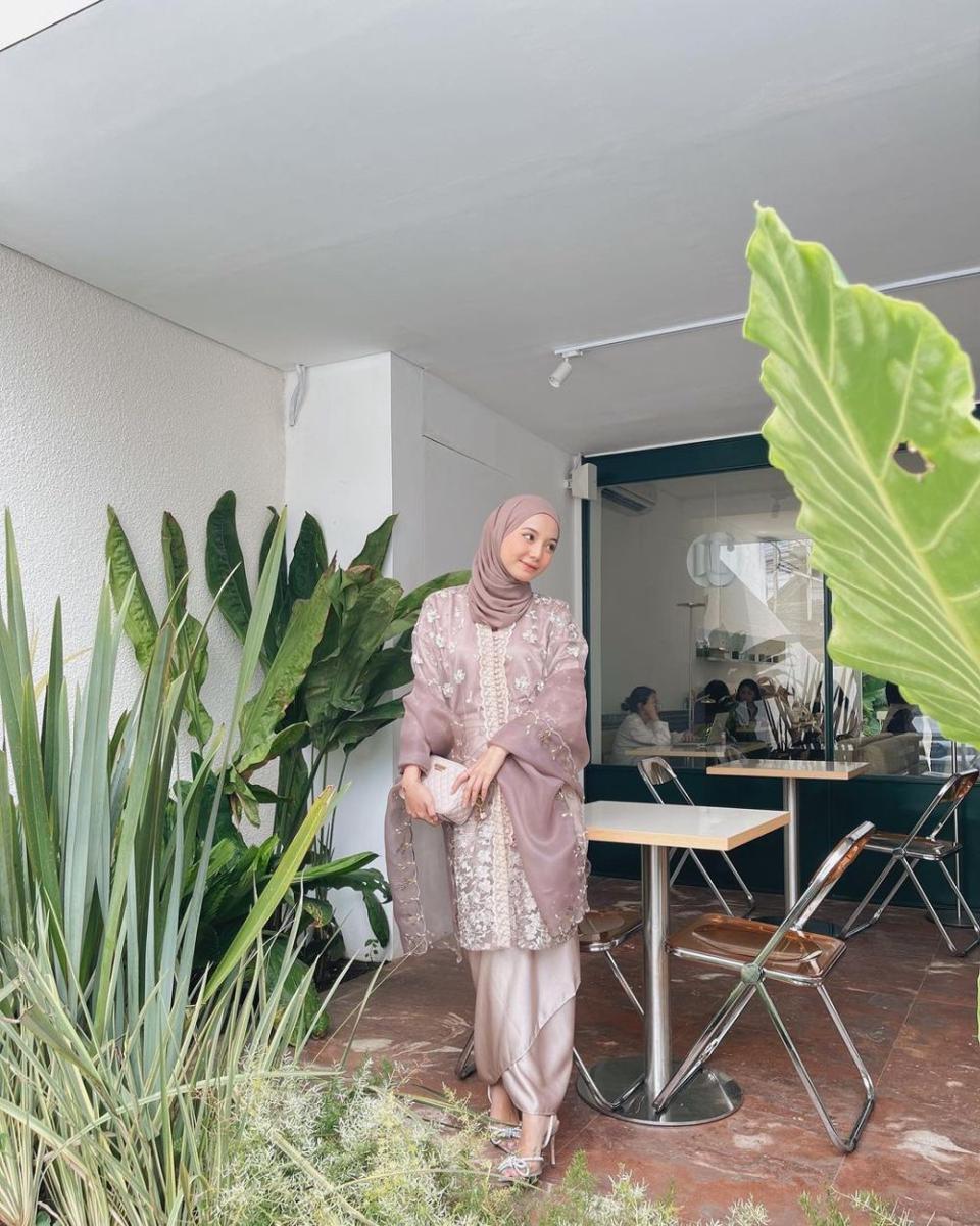 ide outfit glamour untuk lebaran (instagram.com/hus.naaa)