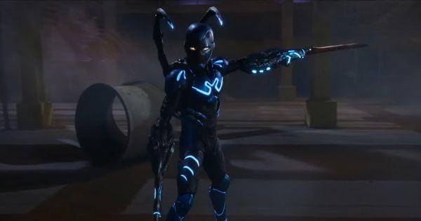 Jaime menggunakan pedang ciptaannya( Dok. Warner Bros Indonesia / Blue Beetle )