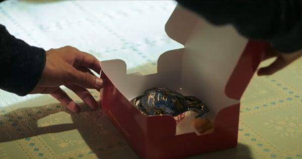 Isi kotak yang dititipkan Jenny adalah robot kumbang ( Dok. Warner Bros Indonesia / Blue Beetle )