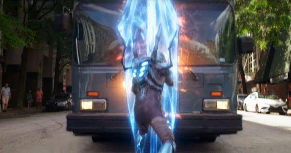 Jaime membelah bus ( Dok. Warner Bros Indonesia / Blue Beetle )