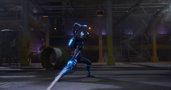 Jaime menggunakan pedang ciptaannya( Dok. Warner Bros Indonesia / Blue Beetle )