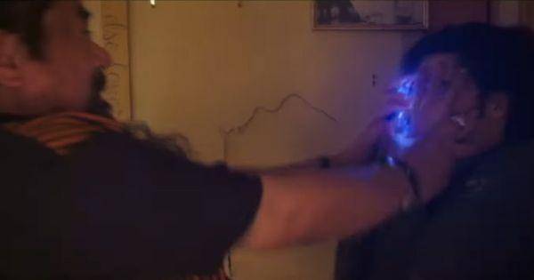 Kerabatnya berusaha melepaskan robot kumbang Scarab dari wajah Jaime ( Dok. Warner Bros Indonesia / Blue Beetle )