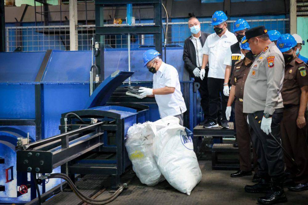 Deputi Bidang UKM Kementerian Koperasi dan UKM Hanung Harimba Rachman memusnahkan sepatu impor ilegal (Dok. KemenKopUKM)