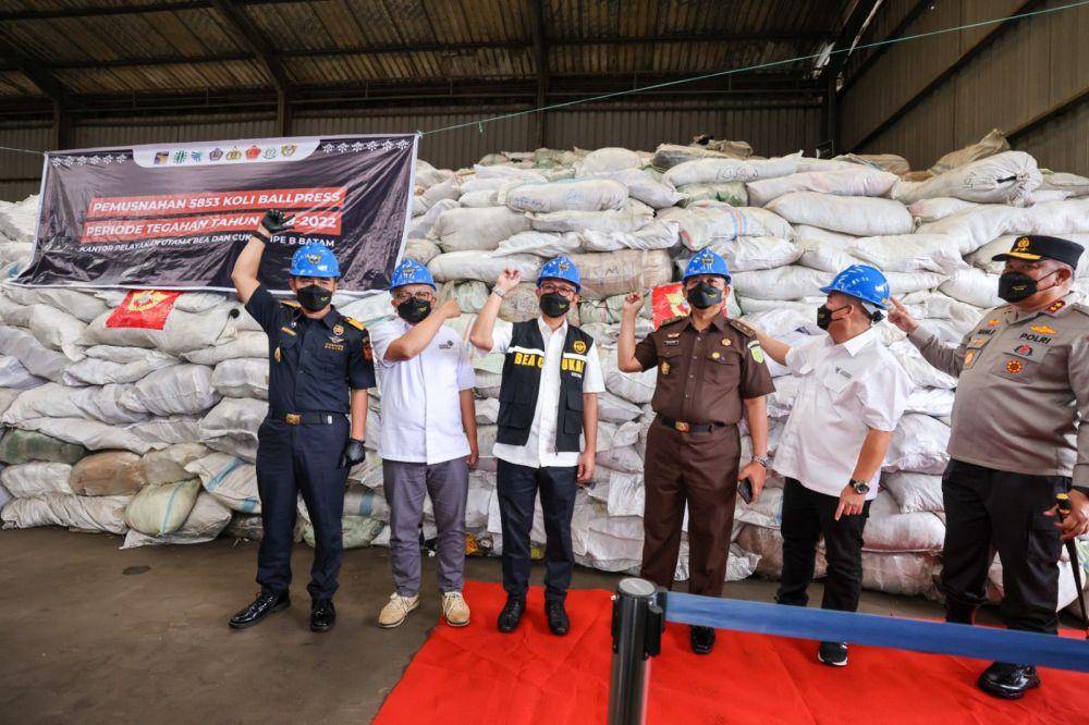 Pemusnahan 5.853 koli ballpress atau sebanyak 112,95 ton impor pakaian, sepatu, dan tas bekas ilegal di Batam (Dok. KemenKopUKM)