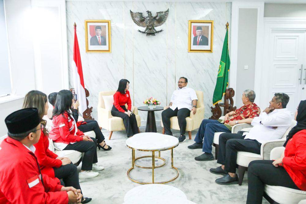 Partai Solidaritas Indonesia (PSI) menemui Menteri Agama (Menag), Yaqut Cholil Qoumas di Kementerian Agama (dok. PSI)