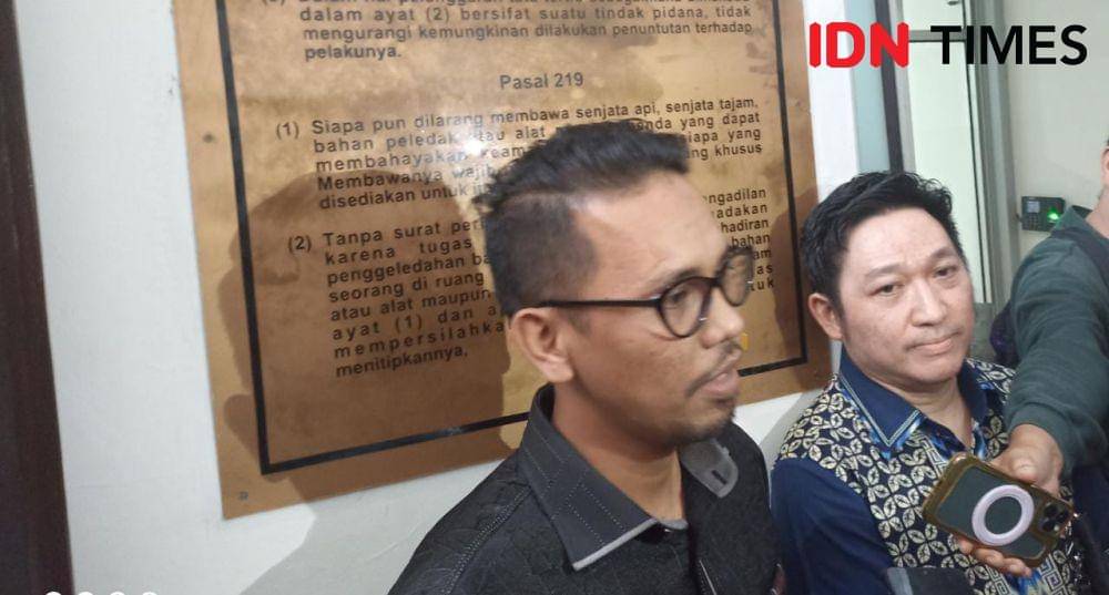 Kuasa hukum terdakwa kasus penganiayaan Mario Dandy Satriyo, Basri memberikan keterangan kepada wartawan, Jakarta, Selasa (4/4/2023) (IDN Times/Lia Hutasoit)