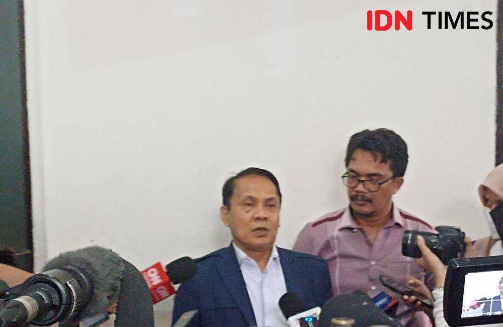 Pengacara Shane Lukas terdakwa penganiayaan David Ozora yakni Happy Sihombing memberikan keterangan pada wartawan di PN Jaksel, Selasa (4/4/2023) (IDN Times/ Lia Hutasoit)