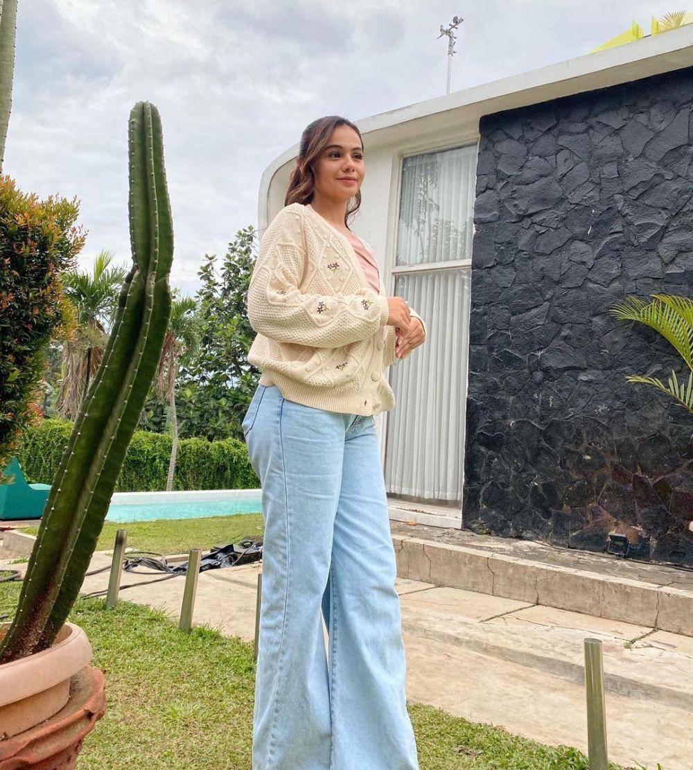 Outfit warna pastel ala Sahila Hisyam (instagram.com/sahilahisyam)