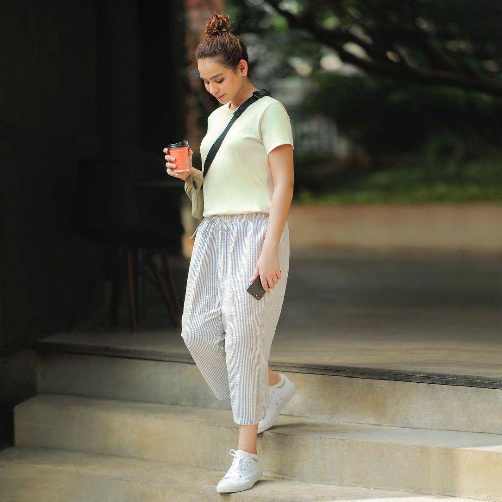Outfit warna pastel ala Sahila Hisyam (instagram.com/sahilahisyam)