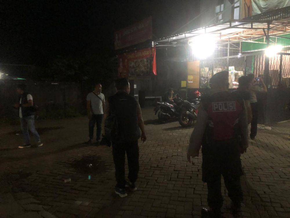 Anggota Polsek Cimanggis melakukan olah TKP di Jalan Raya Cilangkap, Kecamatan Tapos, Kota Depok. (Istimewa)
