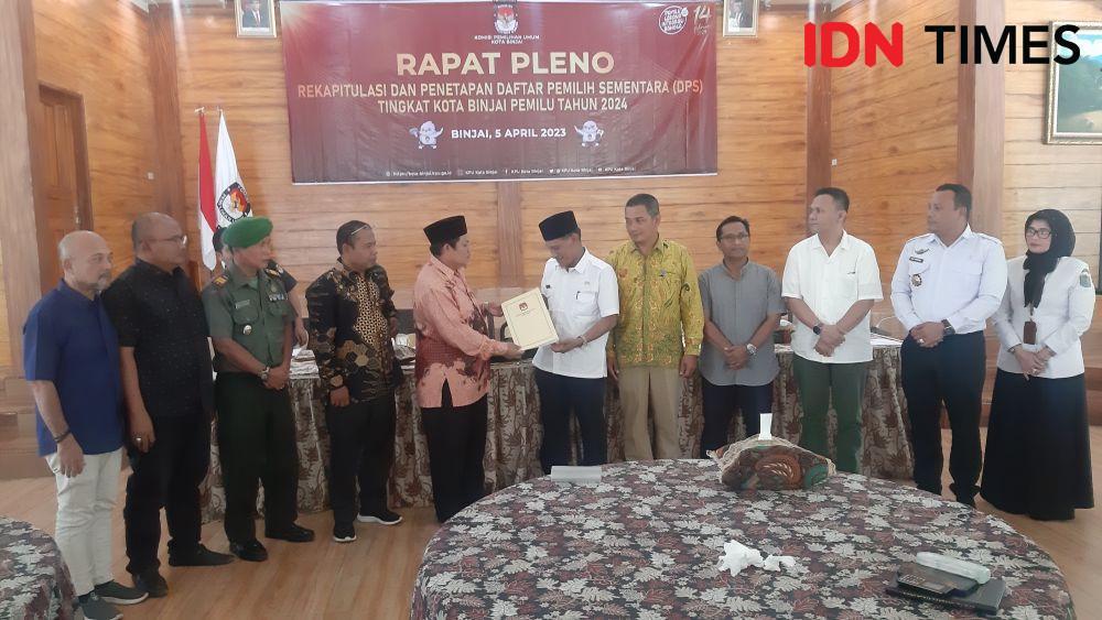 KPU Binjai menyerahkan salinan data pemilih pada pemilu 2024 kepada perwakilan bawaslu, parpol dan perwakilan pemerintahan (IDN Times/ Bambang Suhandoko)