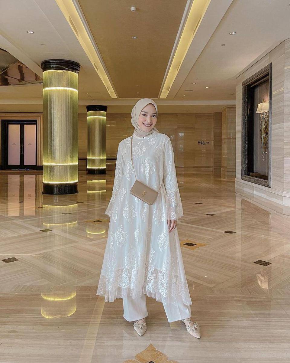 referensi outfit serba putih untuk lebaran ala selebgram hijab (instagram.com/intansugih)