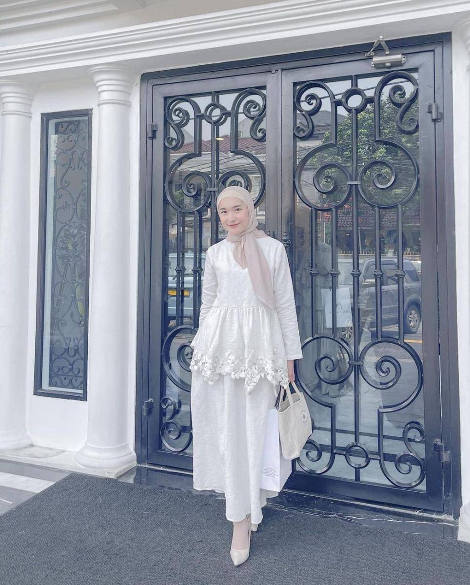 referensi outfit serba putih untuk lebaran ala selebgram hijab (instagram.com/denisarani)