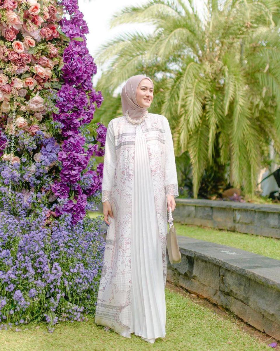 referensi outfit serba putih untuk lebaran ala selebgram hijab (instagram.com/kairissta)