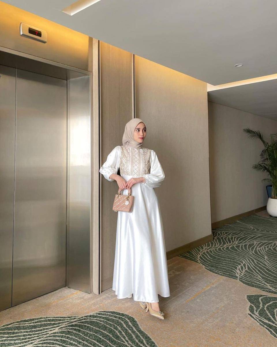 referensi outfit serba putih untuk lebaran ala selebgram hijab (instagram.com/vinamaulina)
