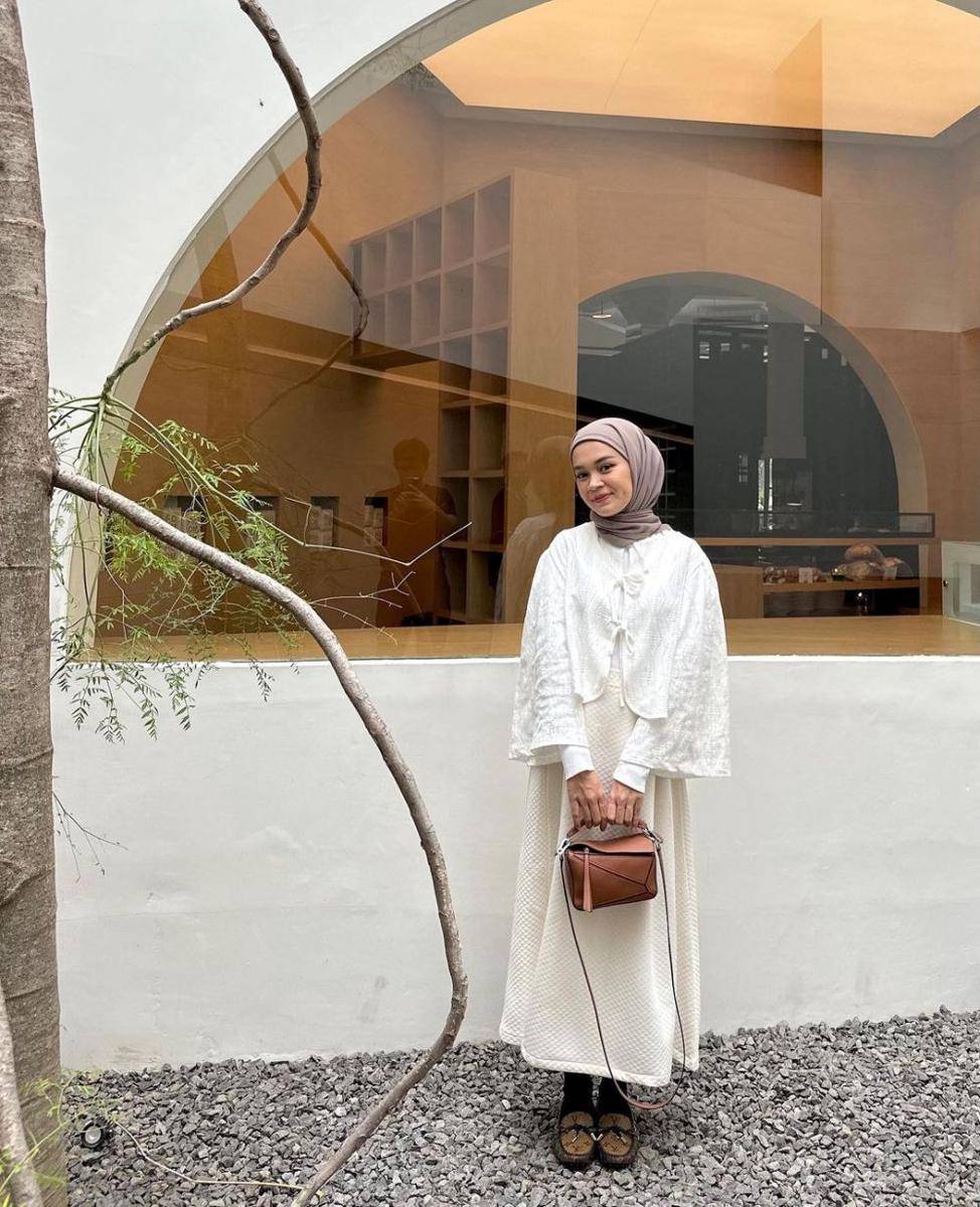 referensi outfit serba putih untuk lebaran ala selebgram hijab (instagram.com/yurezalina)