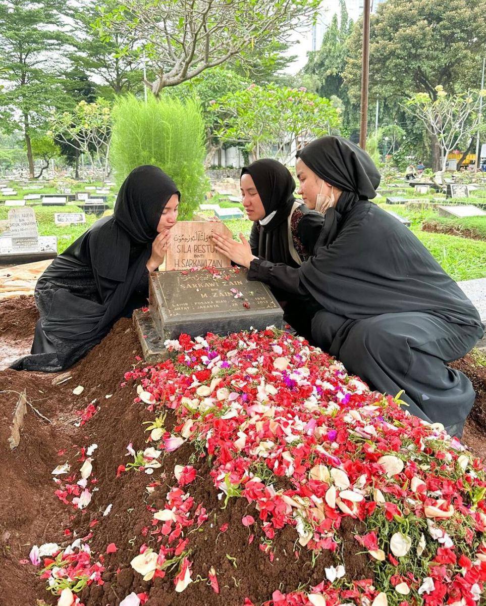 potret pemakaman ibu Sabrina Anggraini (instagram.com/sabrinaanggraini)