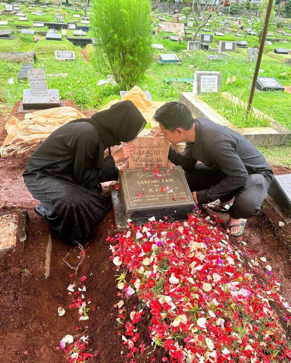 potret pemakaman ibu Sabrina Anggraini (instagram.com/sabrinaanggraini)
