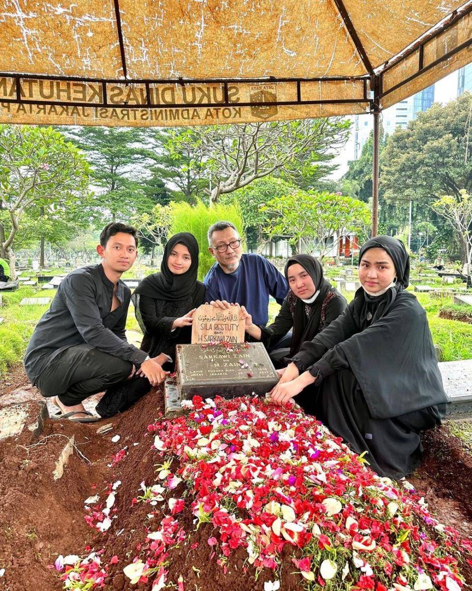 potret pemakaman ibu Sabrina Anggraini (instagram.com/sabrinaanggraini)