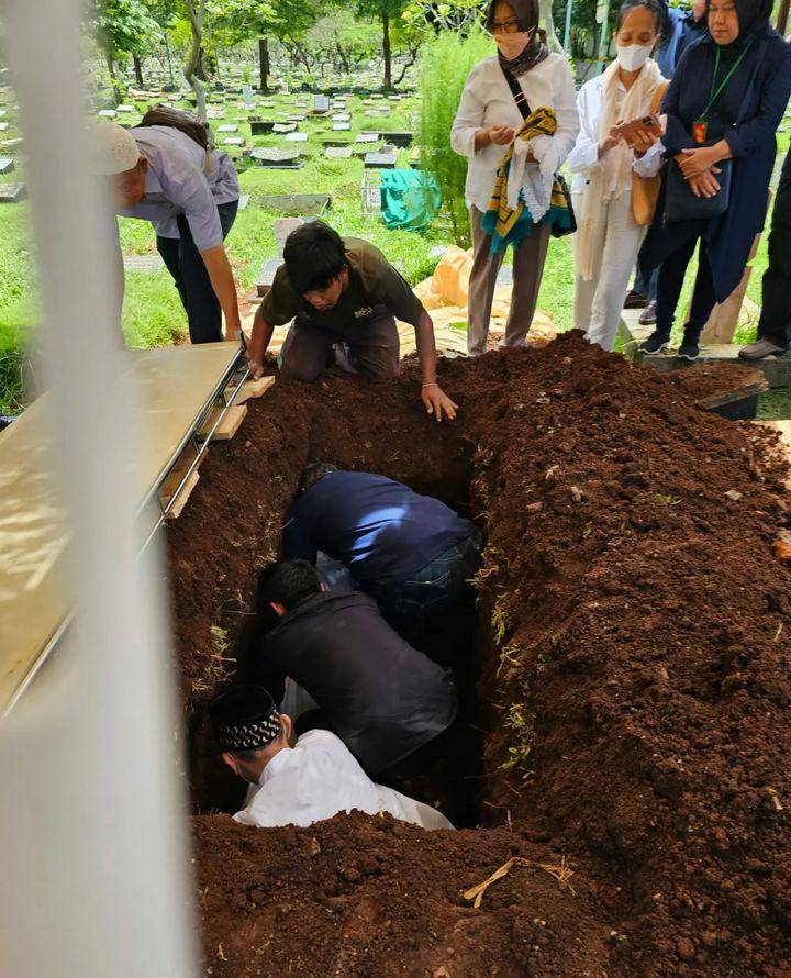 potret pemakaman ibu Sabrina Anggraini (instagram.com/belvadevara)