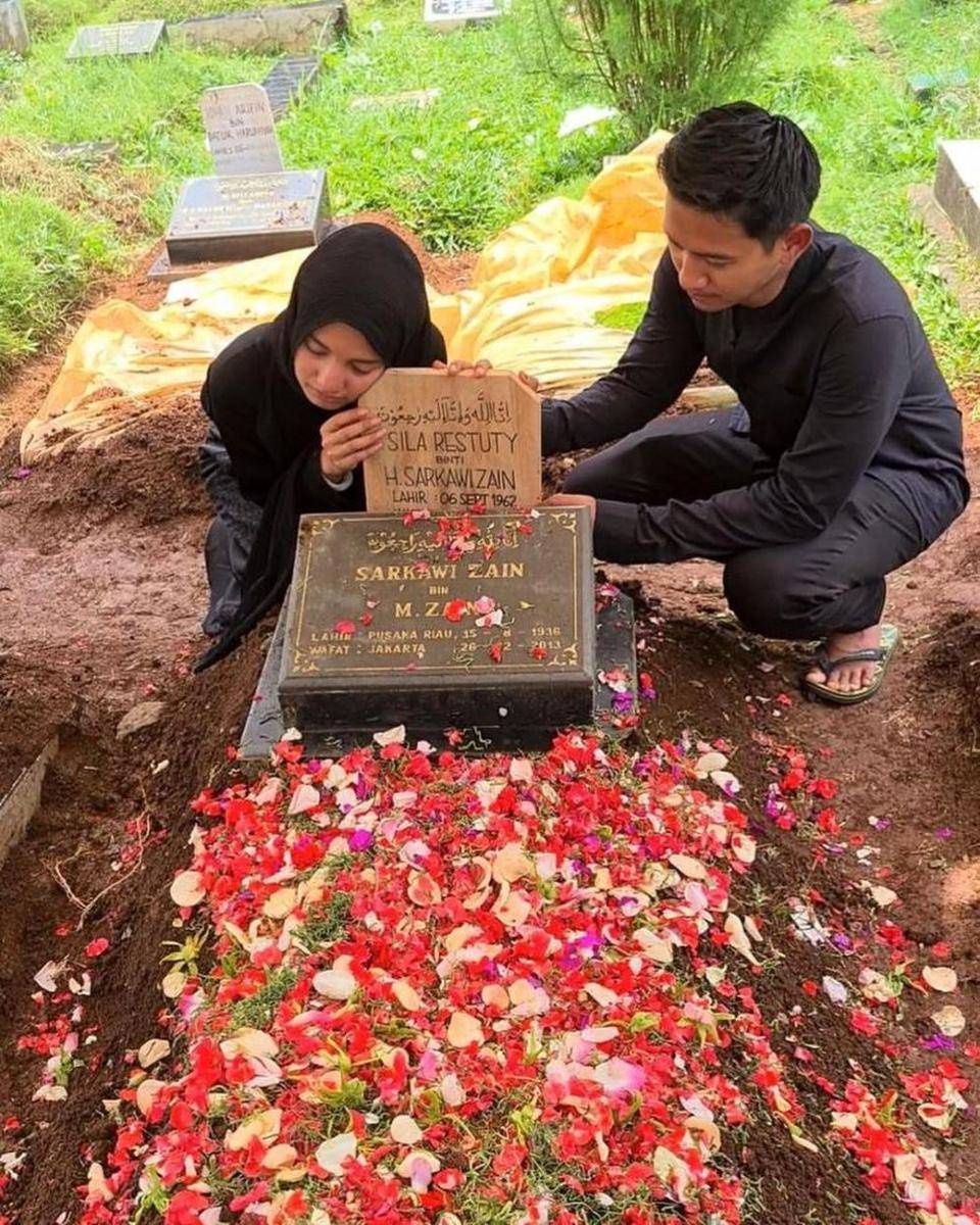 momen pemakaman ibu Sabrina Anggraini (instagram.com/sabrinaanggraini)