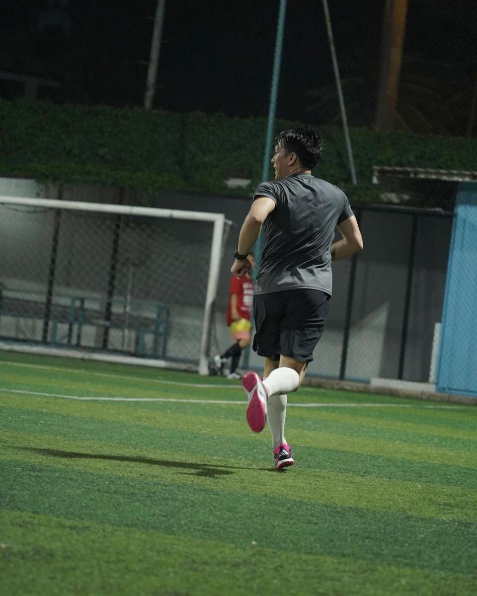 Ariel Noah bermain sepak bola (instagram.com/arielnoah)