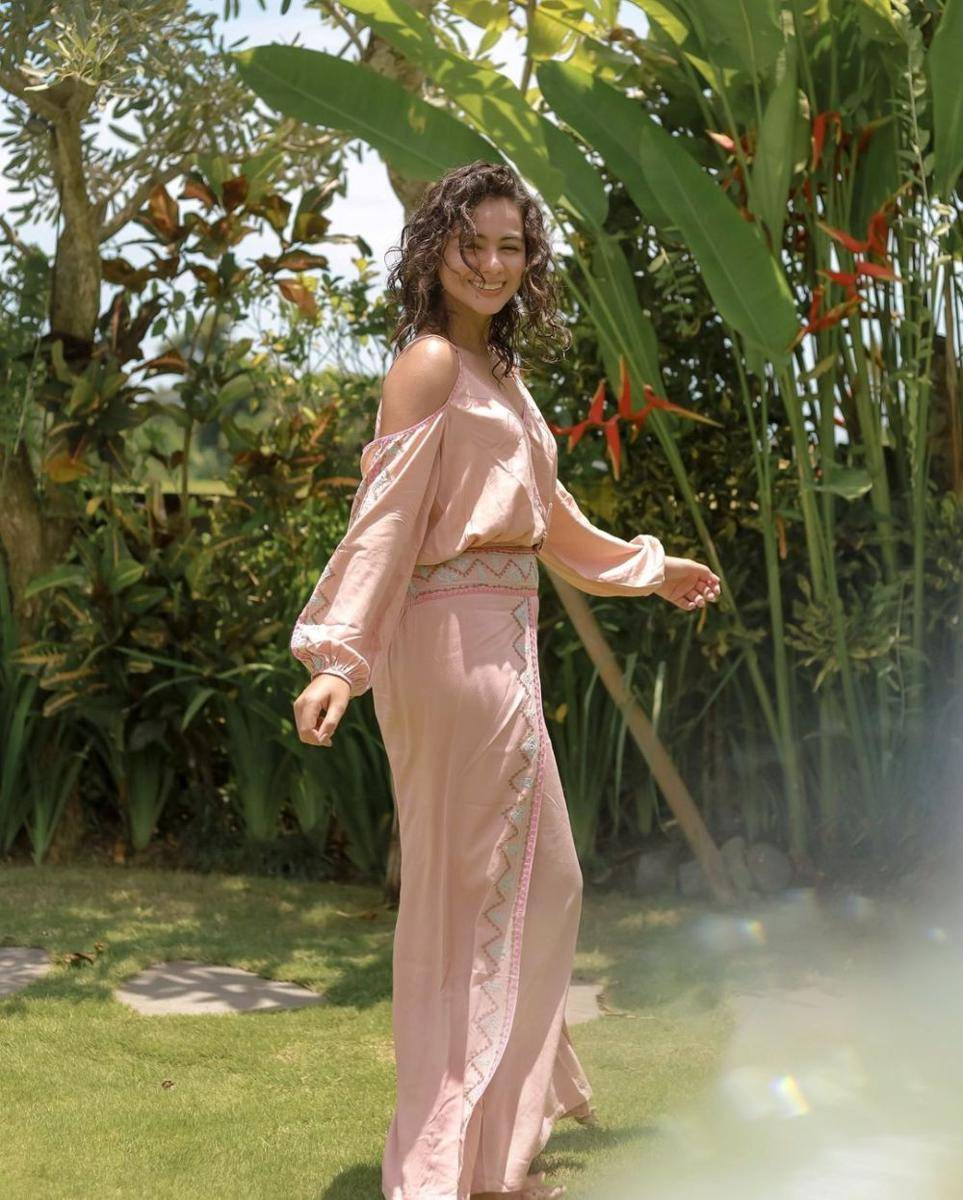 Outfit warna pastel ala Sahila Hisyam (instagram.com/sahilahisyam)