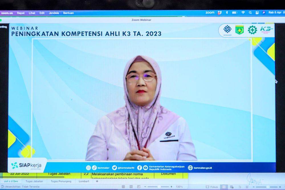 Dirjen Binwasnaker dan K3 Kemnaker Haiyani Rumondang berbicara dalam kegiatan Peningkatan Kompetensi Ahli K3 pada Rabu-Kamis (5-6/4/2023). (Dok. Kemnaker)
