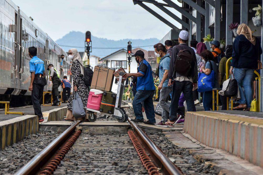 Calon penumpang memasuki gerbong kereta api di Stasiun Kota Tasikmalaya, Jawa Barat, Selasa (4/4/2023). (ANTARA FOTO/Adeng Bustomi)