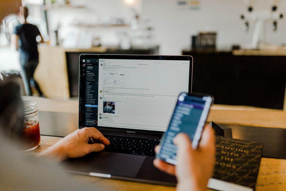 Ilustrasi file pada email (unsplash.com/Austin Distel)