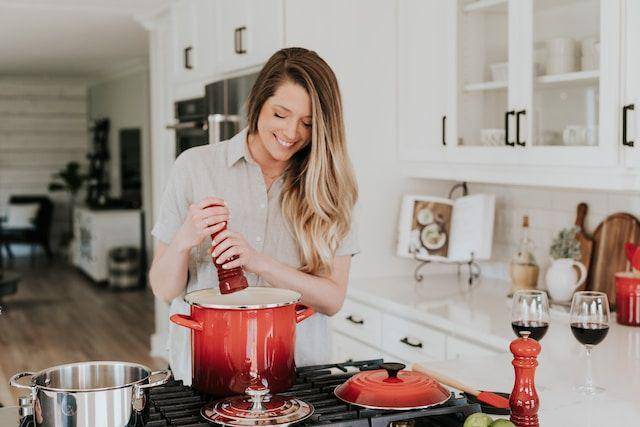 ilustrasi orang yang sedang masak (unsplash.com/ Becca Tapert)
