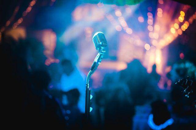 ilustrasi alat musik di panggung klub malam (unsplash.com/ Bruno Cervera)