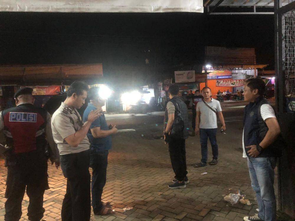 Anggota Polsek Cimanggis melakukan olah TKP di Jalan Raya Cilangkap, Kecamatan Tapos, Kota Depok. (Istimewa)