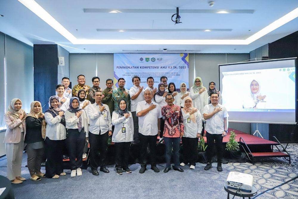Foto bersama para peserta kegiatan Peningkatan Kompetensi Ahli K3 pada Rabu-Kamis (5-6/4/2023). (Dok. Kemnaker)