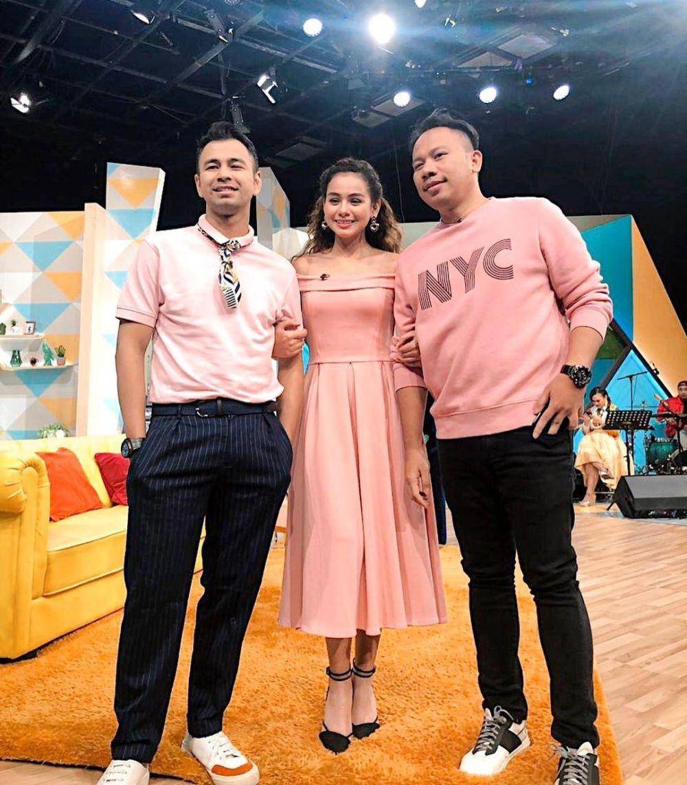 Outfit warna pastel ala Sahila Hisyam (instagram.com/sahilahisyam)