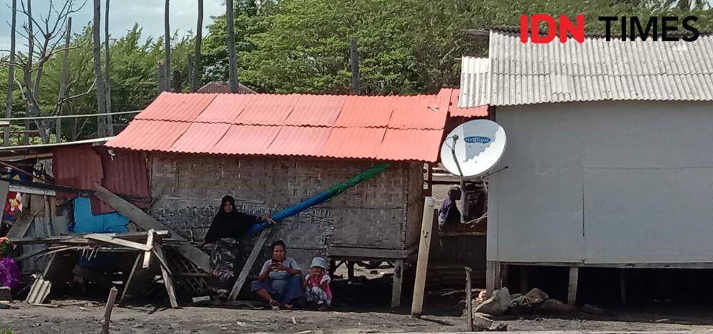 Potret rumah tidak layak huni di perkampungan nelayan Dusun Teluk Kombal Pemenang, Lombok Utara. (IDN Times/Muhammad Nasir)