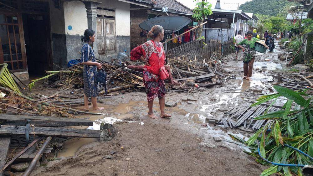 Banjir bandang yang menerjang sejumlah wilayah di Kabupaten Sumbawa, Selasa (4/4/2023). (dok. BPBD NTB)