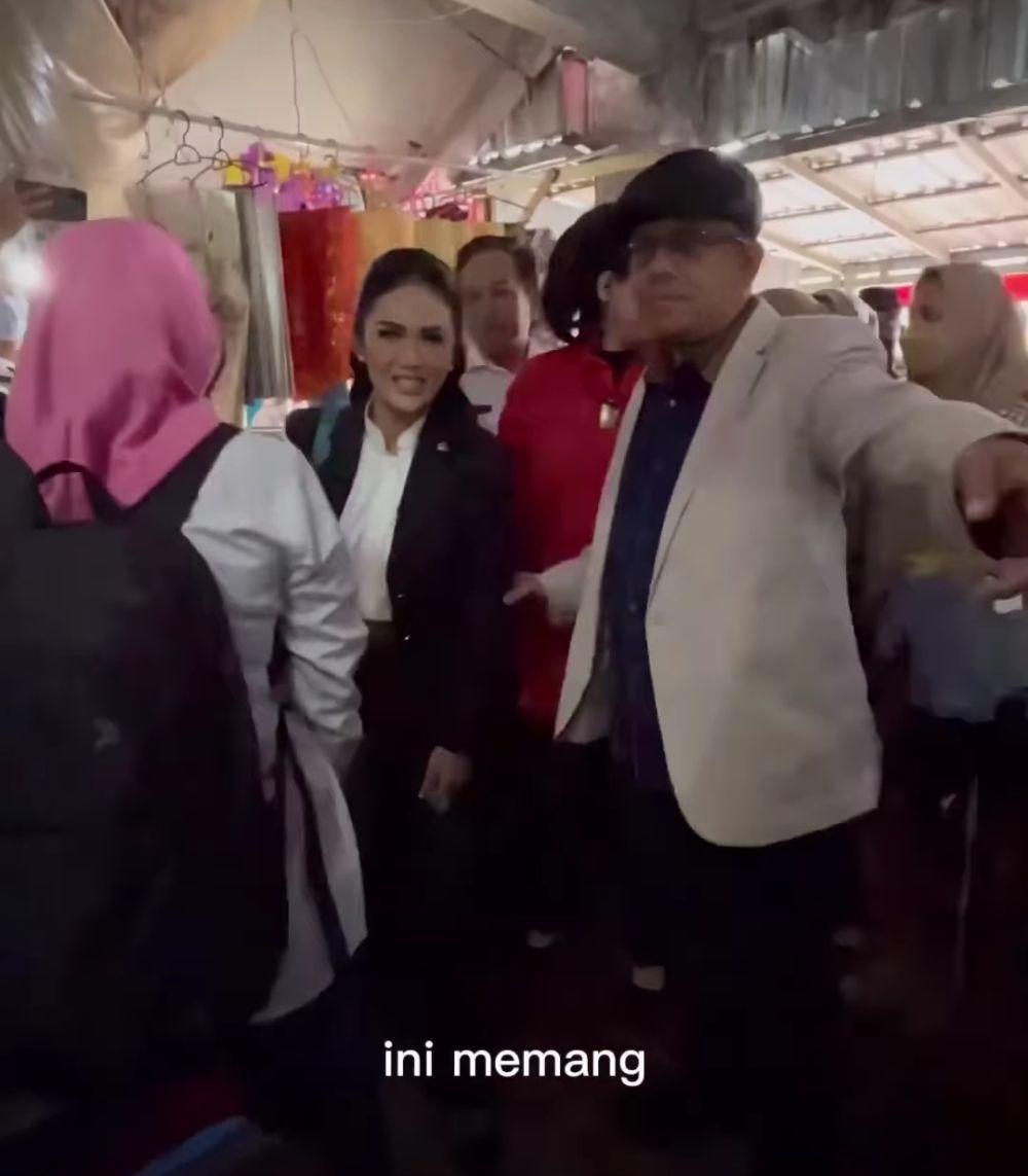 potret Krisdayanti blusukan ke pasar (instagram.com/krisdayantilemos)