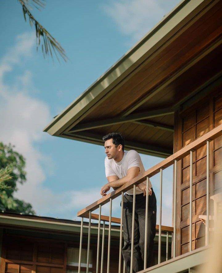 outfit white shirt ala Omar Daniel (instagram.com/omardaniel_)