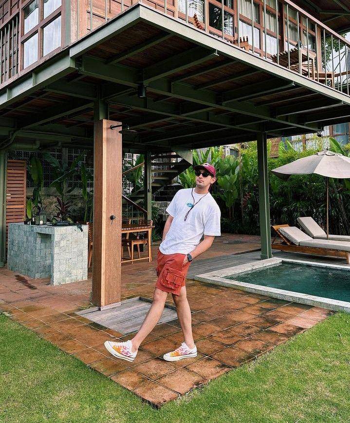 outfit white shirt ala Omar Daniel (instagram.com/omardaniel_)