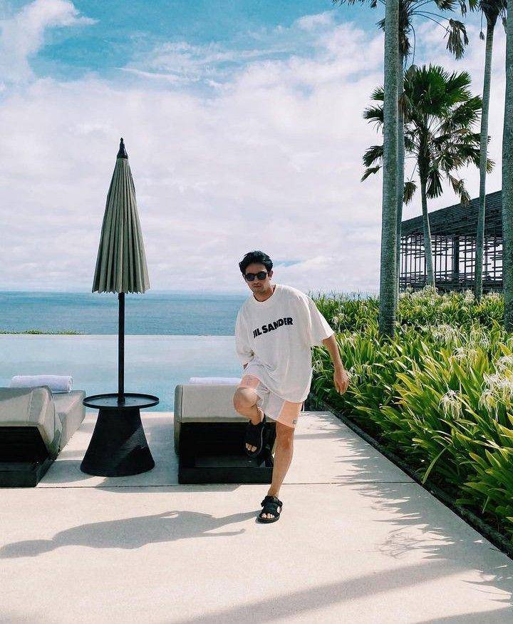 outfit white shirt ala Omar Daniel (instagram.com/omardaniel_)