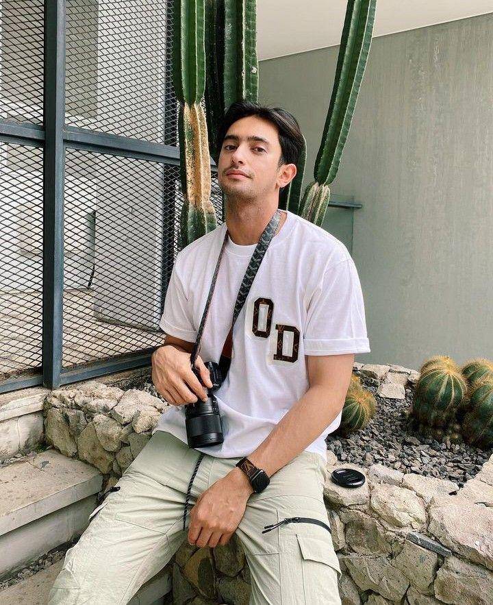 outfit white shirt ala Omar Daniel (instagram.com/omardaniel_)