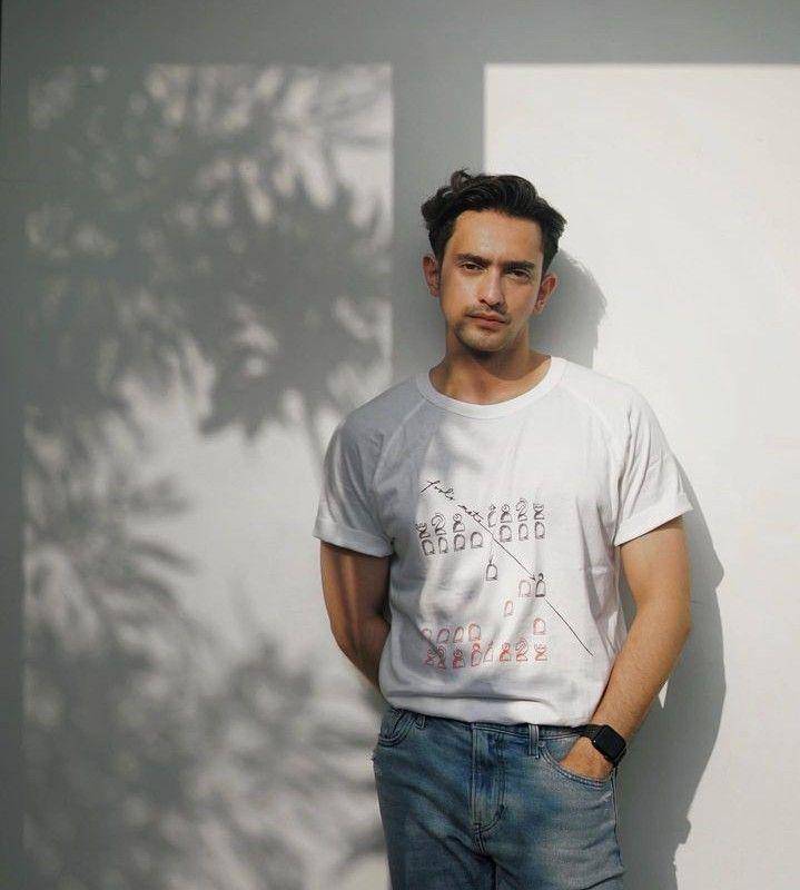 outfit white shirt ala Omar Daniel (instagram.com/omardaniel_)